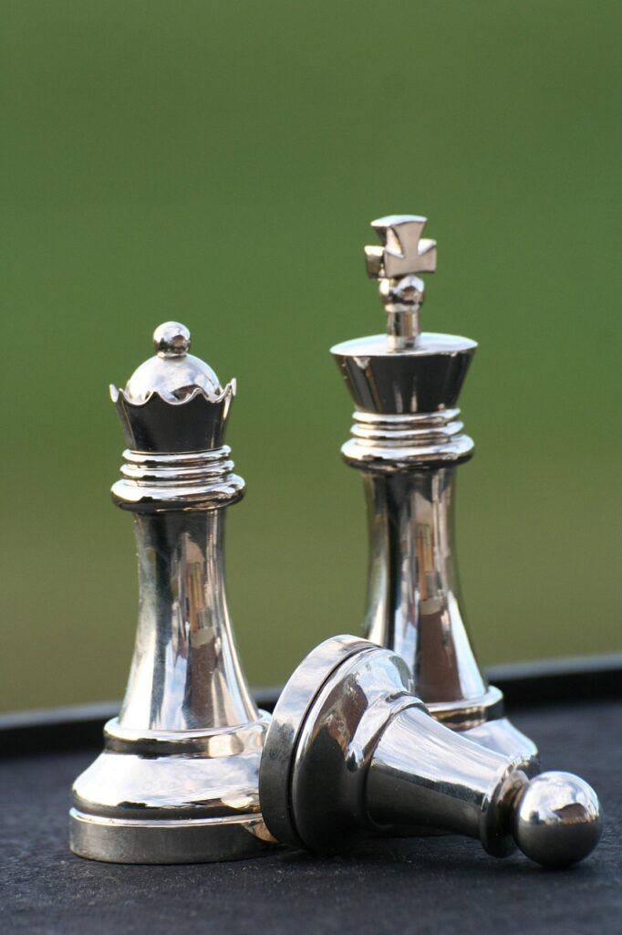 chess, chess piece, strategy, board game, king, chess board, game board, to play, playing field, strategy game, think, challenge, checkmate, figure, lady, black, white, decision, competition, metal, glittering, war, planning, farmer